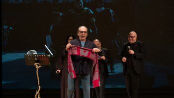 L’energia di Luca Ward apre la rassegna teatrale 'Vacantiandu 2024' con 'Il talento di essere tutti e nessuno'