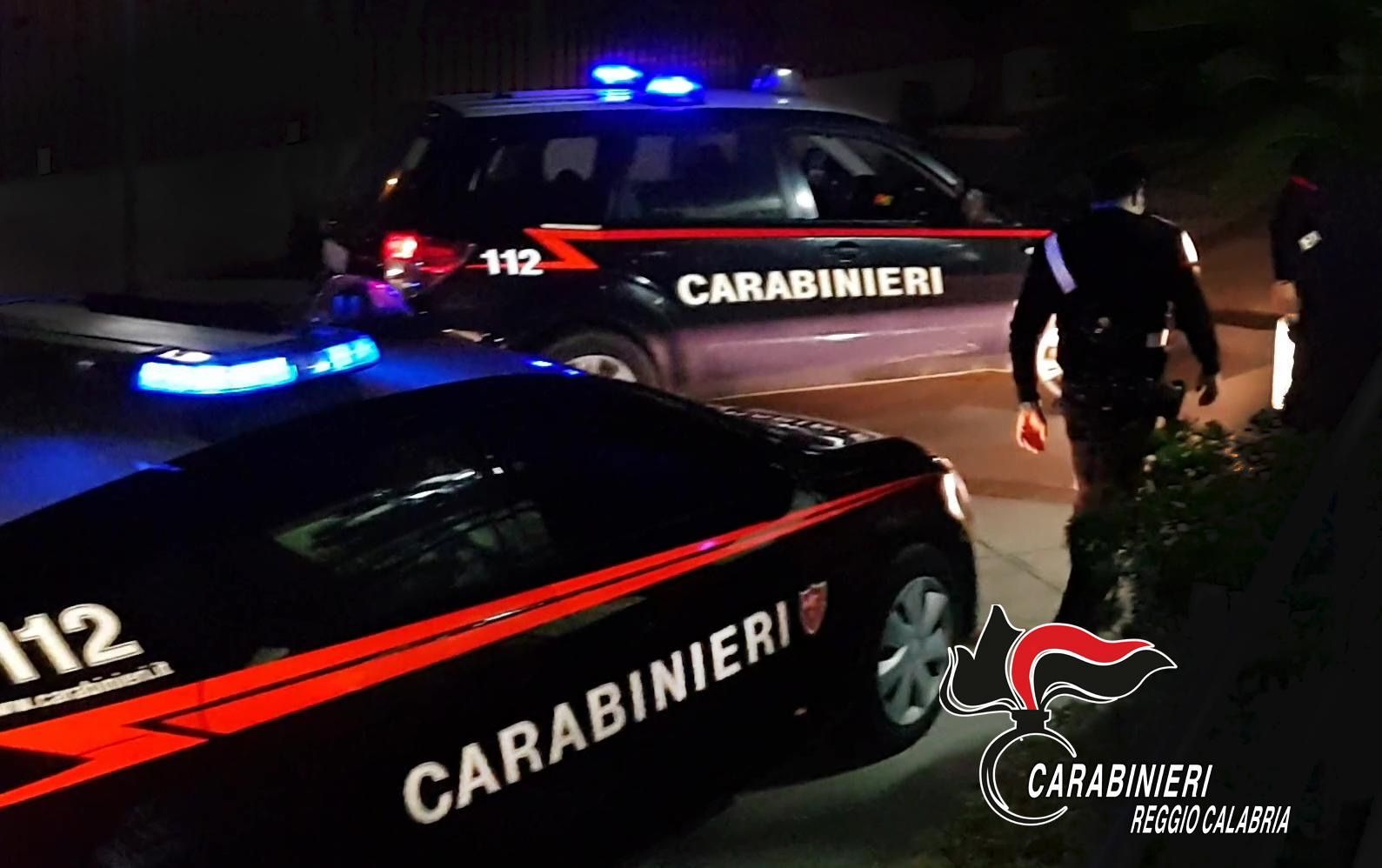 Nel reggino furto di Natale in supermercato, in tre rubano bottiglie di liquori ma vengono sorpresi dai Carabinieri