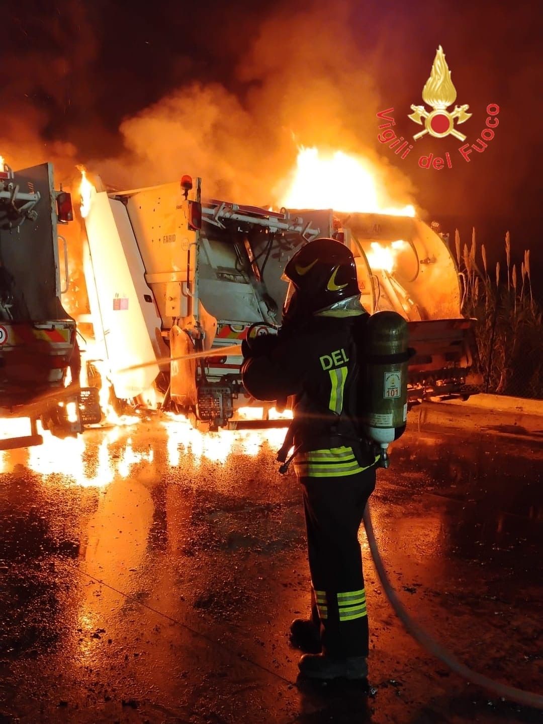 A Tropea fiamme distruggono 8 mezzi raccolta rifiuti e uno scuolabus A Tropea fiamme distruggono 8 mezzi raccolta rifiuti e uno scuolabus