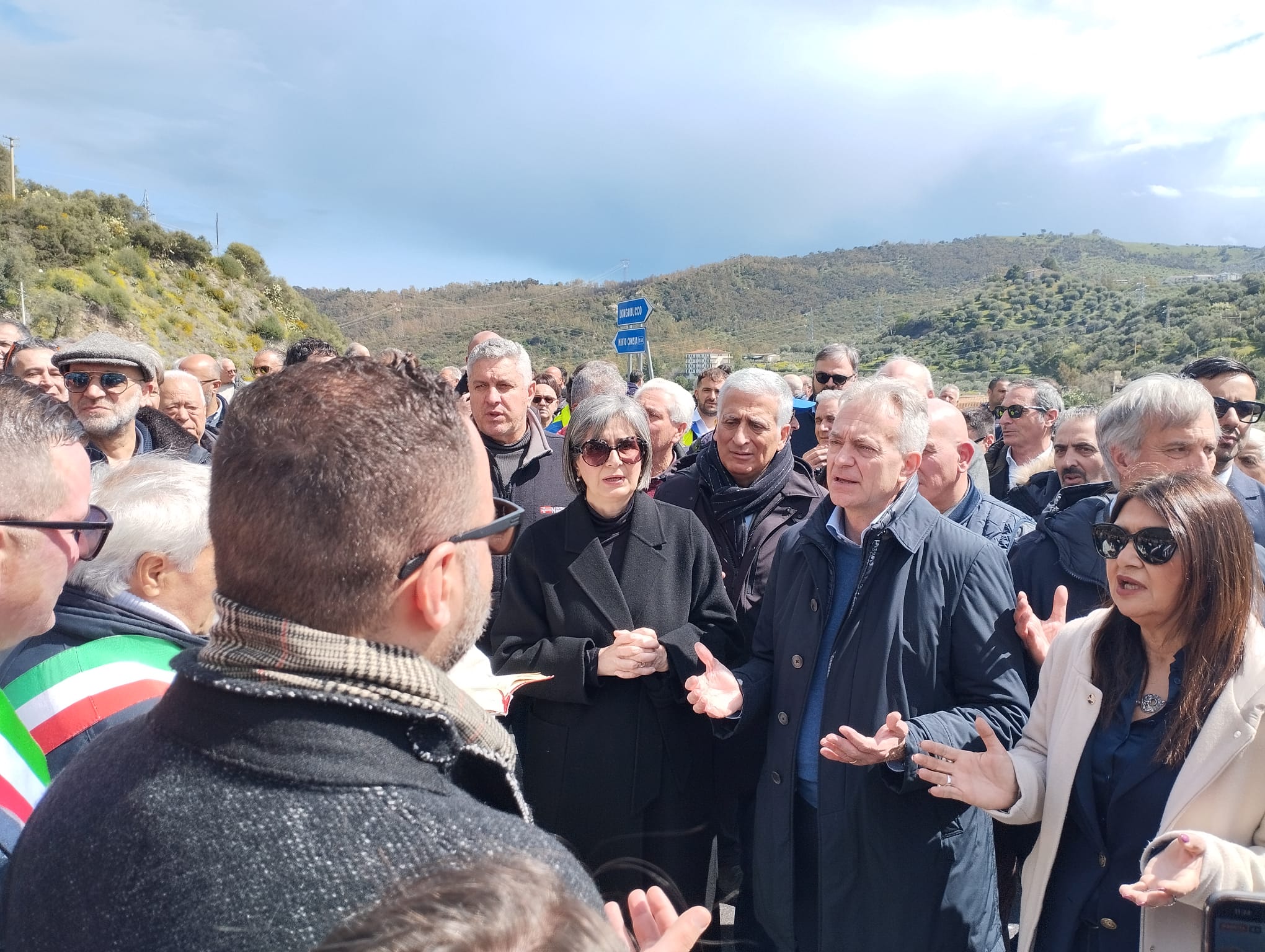 Inaugurata la Sila-Mare, appello di Graziano a Salvini: «Senza il completamento rischiamo un buco nell'acqua»