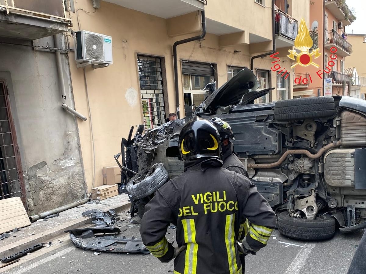 Lamezia, perde il controllo dell'auto e si ribalta su via delle Terme, grave una donna Lamezia, perde il controllo dell'auto e si ribalta su via delle Terme, grave una donna