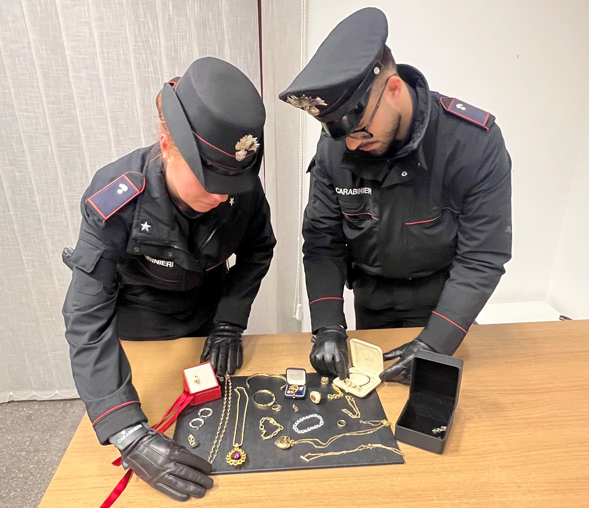 Soverato, ruba gioielli nella casa dove lavorava come colf, arrestata 53enne 