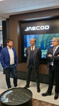 Lamezia, la Paradiso Group apre le porte ai nuovi brand Omoda e Jaecoo. Fernando Paradiso CEO della Paradiso Group, Giuseppe Graziuso Network Developer & FleetDirector Omoda&Jaecoo Italia, Dario Pirozzi Business Development Manager Omoda&Jaecoo Italia.