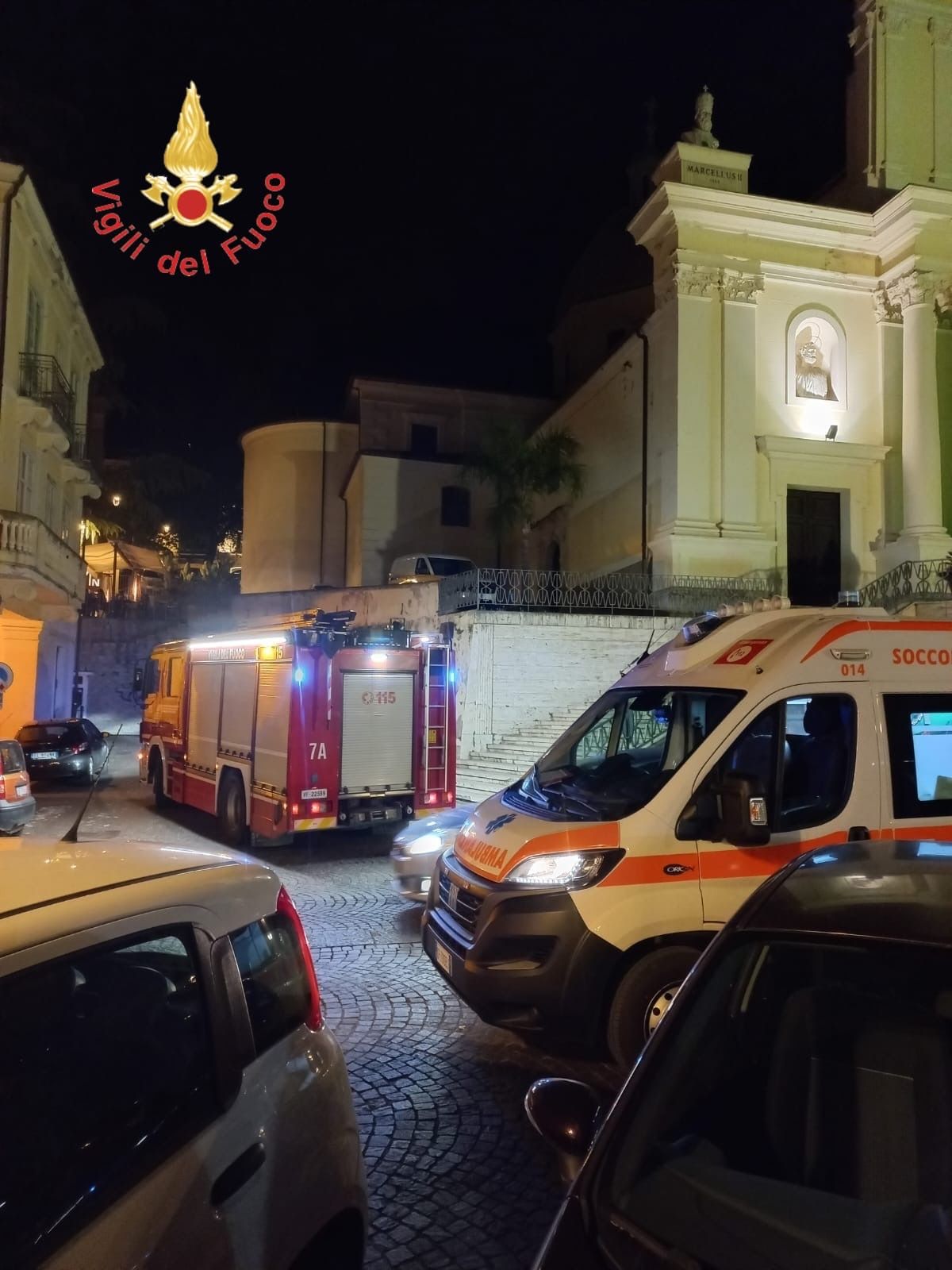 Lamezia, su corso Numistrano bimba di 7 anni rimasta con un dito incastrato tra i decori di una panchina, necessario intervento vigili del fuoco