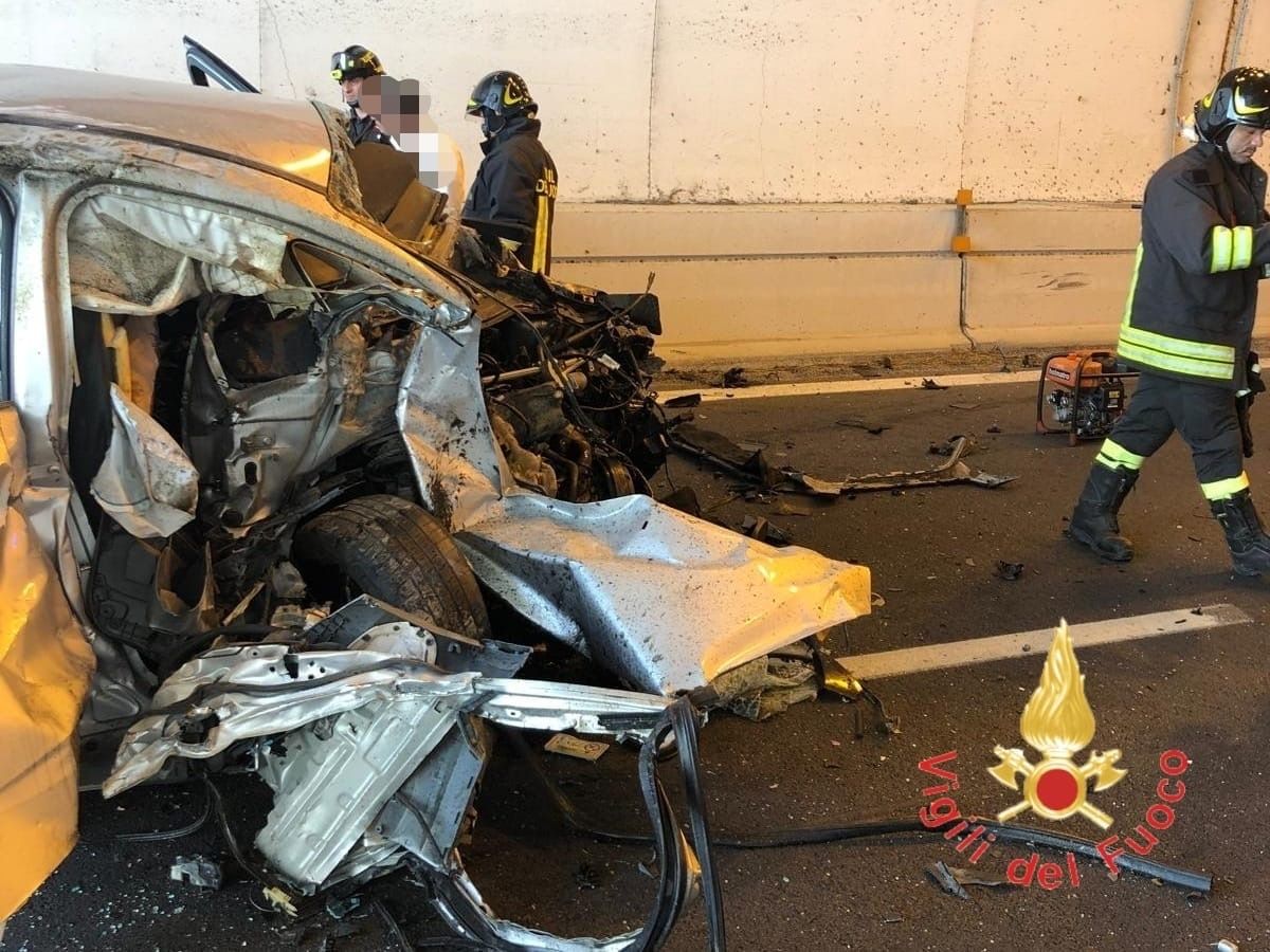 Finisce con l’auto contro l’ingresso della galleria, muore 63enne nel reggino