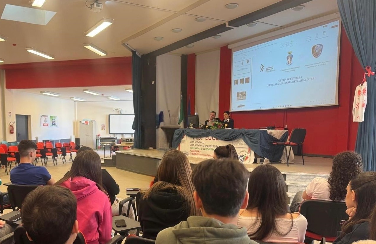 Contrasto all’illegalità, l’Arma dei Carabinieri incontra gli alunni dell’Istituto “Euclide” di Bova Marina 