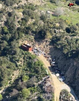 Nel crotonese sequestrate isola ecologica comunale, discarica abusiva e autodemolizione