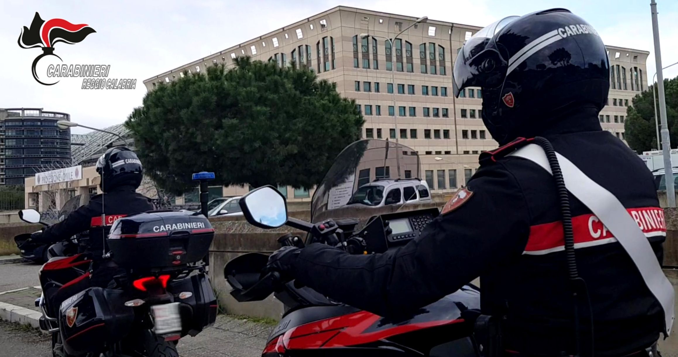 Reggio Calabria, da fuoco all’auto di un commerciante dopo una lite: identificato e arrestato dai Carabinieri