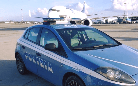 Lamezia, atterraggio di emergenza per volo di linea turco a causa di malore di un passeggero, tre uomini cercano di lasciare l’airbus ma vengono immediatamente fermati dalle Forze di Polizia