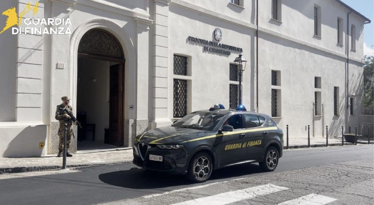 Operazione “Sartoria”, docente dell’Università di Catanzaro patteggia condanna 