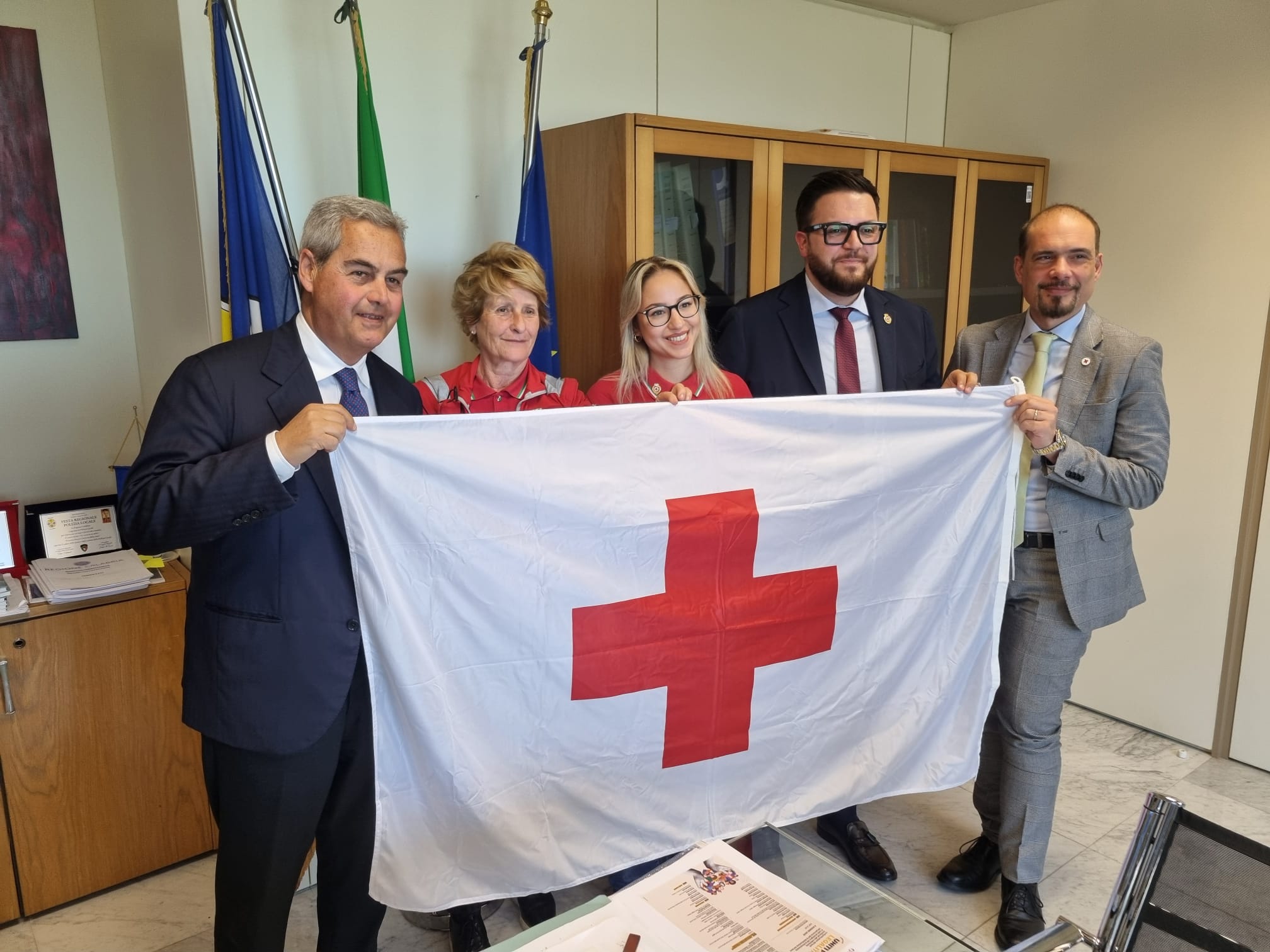 Giornata mondiale della Croce Rossa, la bandiera esposta in Cittadella l’8 maggio. Consegnato oggi il vessillo al vicepresidente Pietropaolo