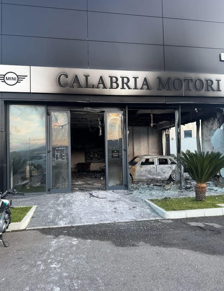 Atto incendiario nel reggino a Calabria Motori della famiglia Ionà