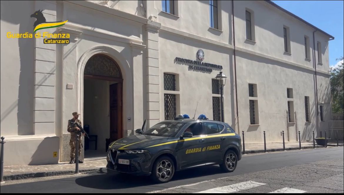 Catanzaro, tre misure cautelari per usura, esercizio abusivo dell'attività finanziaria, estorsione e autoriciclaggio