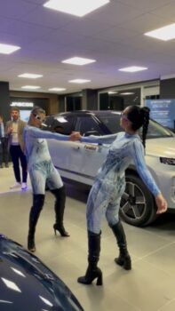 le ballerine della “Virtù Entertainment” che, in mezzo alle auto protagoniste indiscusse dell’evento, si sono esibite in show coreografici a tema robot.