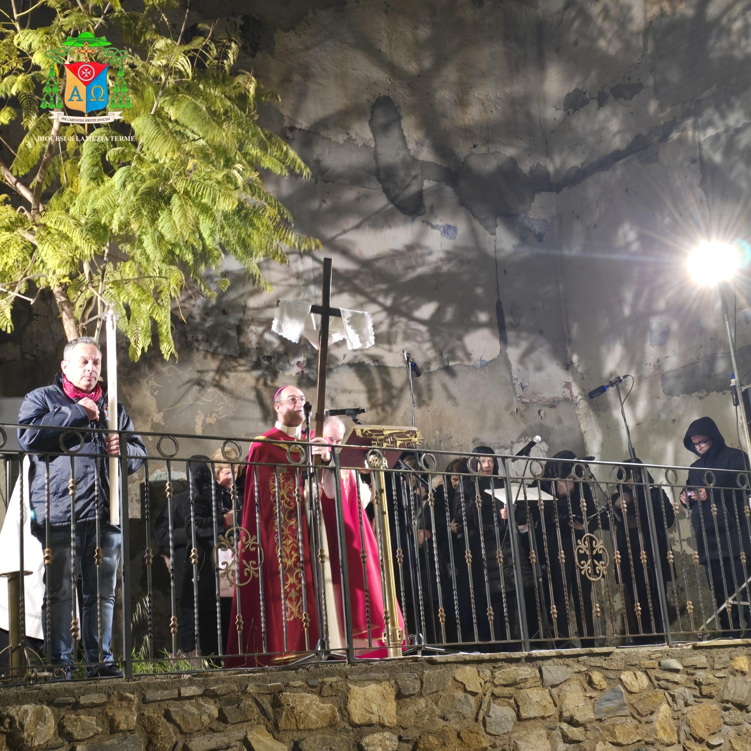 Lamezia, Via Crucis Diocesana, vescovo Parisi: “Nelle cadute di Gesù sotto la Croce si delinea il volto vero dell’umanità”