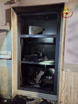 Lamezia, due incendi nella notte: laboratorio di pasticceria e parrucchieria