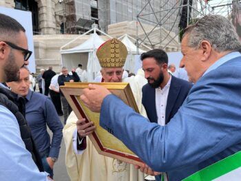 Conflenti protagonista al Giubileo: consegnata un’opera simbolo della Madonna della Quercia nelle mani di mons. Rino Fisichella