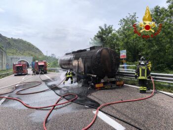 In fiamme autotreno in transito sulla A2 vicino San Mango d’Aquino