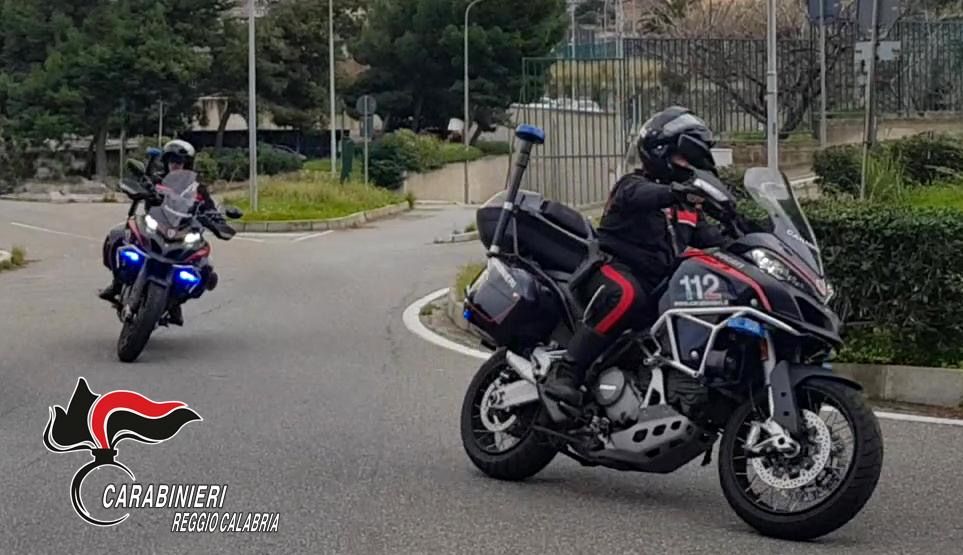Reggio Calabria, aggredisce la compagna in strada per gelosia, divieto di avvicinamento e braccialetto elettronico