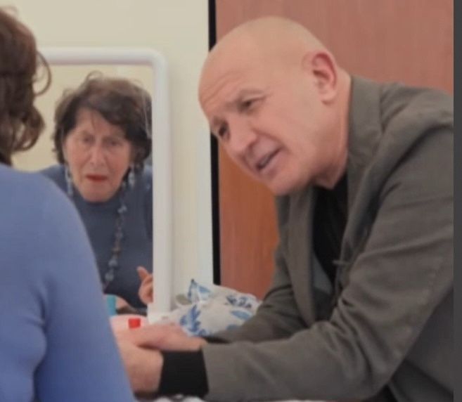Alzheimer e demenza, su RaiTre l’impegno del Centro Diurno Ra.Gi. a Catanzaro raccontato da Domenico Iannacone
