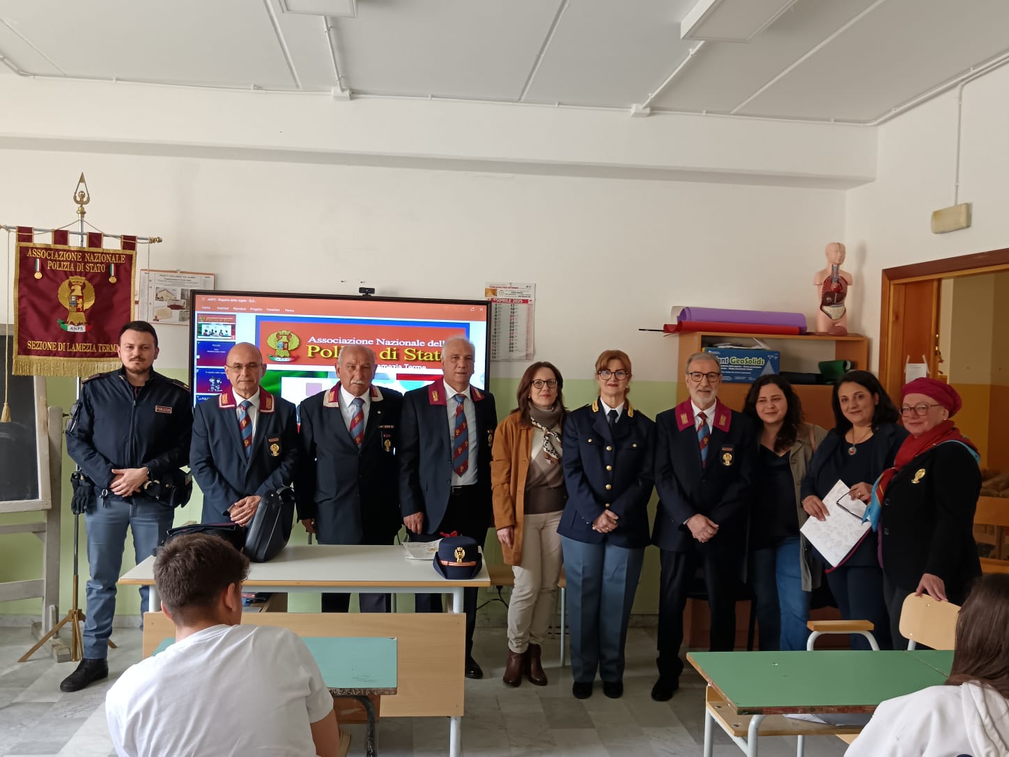 Istituto Gatti Manzoni Augruso, rispetto delle regole e legalità al centro dell’incontro promosso dalla Polizia di Stato e Anps  con gli alunni del plesso di Pianopoli