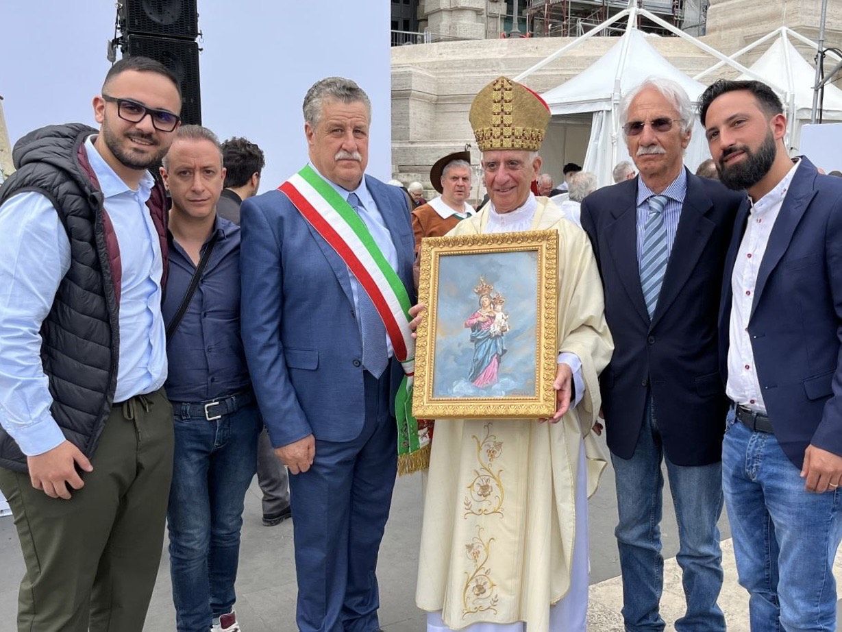 Conflenti protagonista al Giubileo: consegnata un’opera simbolo della Madonna della Quercia nelle mani di mons. Rino Fisichella
