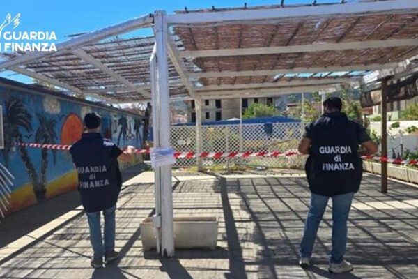 Spiaggia occupata abusivamente a Cariati: la Finanza sequestra ombrelloni, lettini e opere non autorizzate
