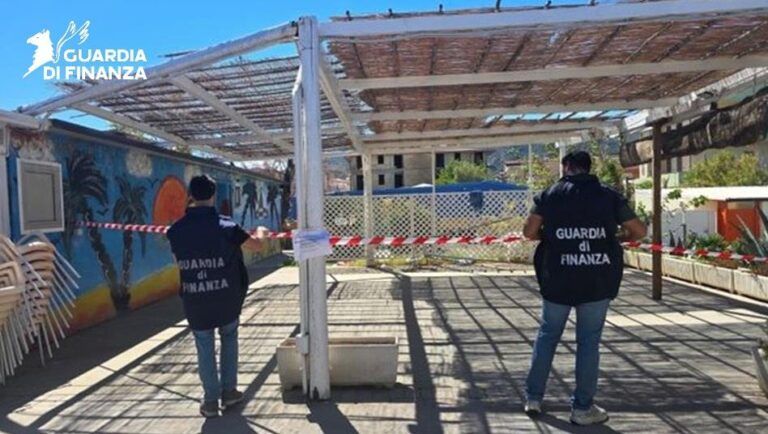 Spiaggia occupata abusivamente a Cariati: la Finanza sequestra ombrelloni, lettini e opere non autorizzate