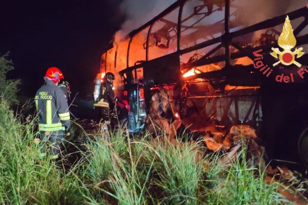 Soverato, in fiamme autobus scuola guida, illesi istruttore e allievo