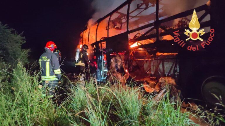 Soverato, in fiamme autobus scuola guida, illesi istruttore e allievo