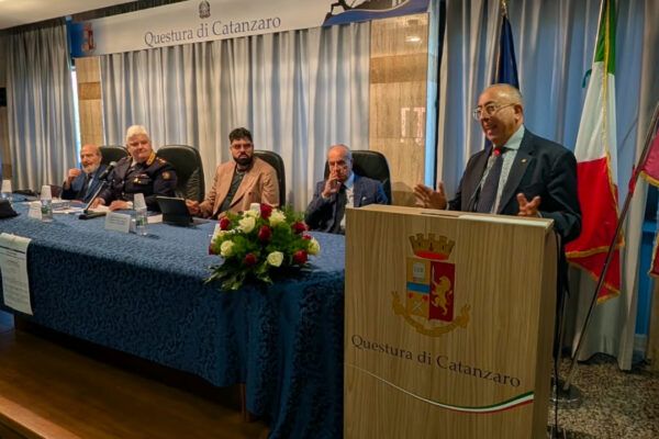 “Vincenzo Rotella: un uomo, un poliziotto, una vita per la città”. Il Compartimento della Polizia Stradale per la Calabria ricorda l’Assistente Capo Coordinatore scomparso nel 2020