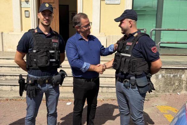 Colpito da un infarto, gli agenti della Polizia di Stato lo accompagnano tempestivamente in ospedale: dopo mesi torna in Commissariato per ringraziarli