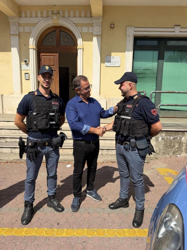 Colpito da un infarto, gli agenti della Polizia di Stato lo accompagnano tempestivamente in ospedale: dopo mesi torna in Commissariato per ringraziarli