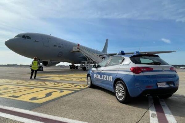 Catanzaro, due provvedimenti per cittadini stranieri irregolari: un rimpatrio immediato e un trasferimento al C.P.R. di Caltanissetta