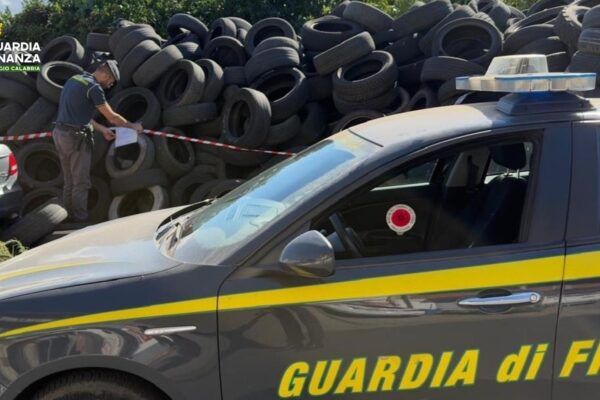 Taurianova, scoperta discarica abusiva nel demanio ferroviario: sequestrati migliaia di pneumatici e veicoli fuori uso