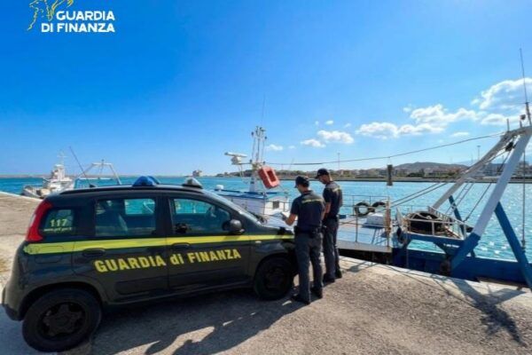 Crotone, controlli della Guardia di Finanza a bordo di un motopeschereccio: 14 mila euro di sanzioni per retribuzioni non tracciabili
