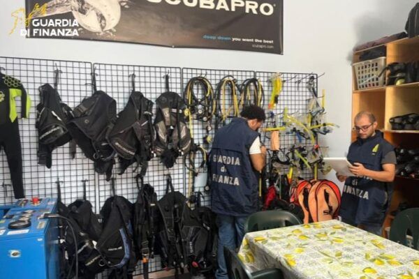 Costa degli Dei, controlli sui diving center: 60 bombole non revisionate sequestrate, due imbarcazioni fermate e sanzioni oltre 110.000 euro