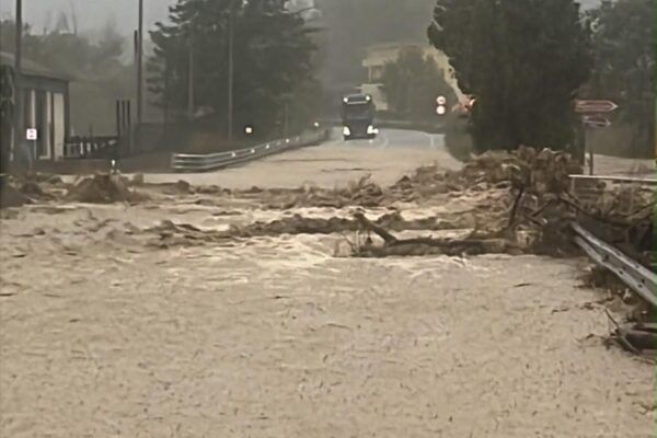 Maltempo, piogge intense nel crotonese, automobilisti soccorsi dai Vigili del Fuoco, chiusa la Ss 107