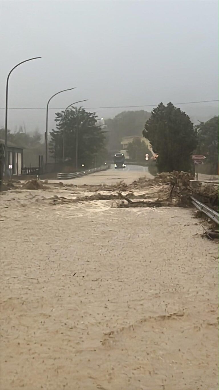 Maltempo, piogge intense nel crotonese, automobilisti soccorsi dai Vigili del Fuoco, chiusa la Ss 107