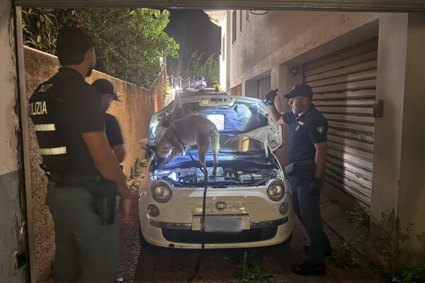 Villa San Giovanni, arrestato un uomo con oltre un chilo di cocaina nascosta nell’auto