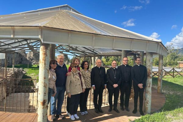 Lamezia, il Nunzio Apostolico in visita all’Abbazia Benedettina con il Sindaco e il Vescovo: “Memoria millenaria e Concattedrale di San Benedetto simboli dell’unità e del riscatto della città”