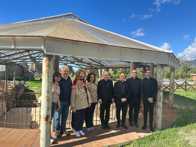 Lamezia, il Nunzio Apostolico in visita all’Abbazia Benedettina con il Sindaco e il Vescovo: “Memoria millenaria e Concattedrale di San Benedetto simboli dell’unità e del riscatto della città”