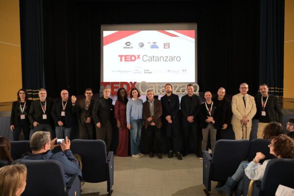TEDxCatanzaro, un successo travolgente al Teatro Comunale: la forza dei “Legami” conquista il pubblico