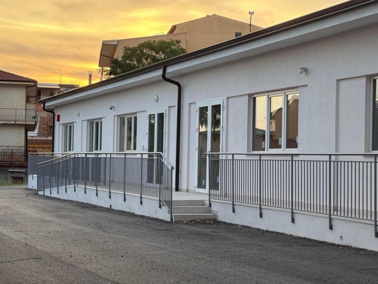 Lamezia, taglio del nastro nel quartiere Bella per il nuovo plesso della Scuola dell'Infanzia