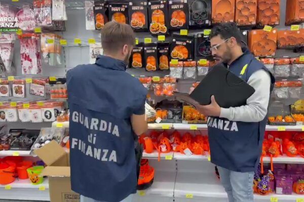 Gdf Reggio Calabria sequestra oltre 38mila prodotti non sicuri messi in vendita per “Halloween”