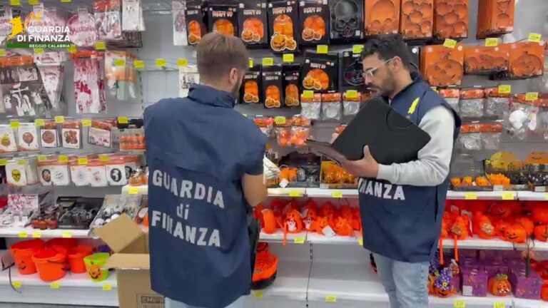 Gdf Reggio Calabria sequestra oltre 38mila prodotti non sicuri messi in vendita per “Halloween”